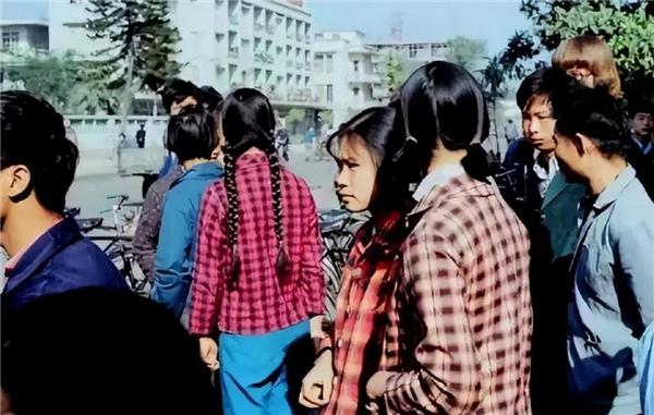 1950年聚酯纤维刚进入国内的时候，可是被奉为黑科技，被评为20世纪炼金术。